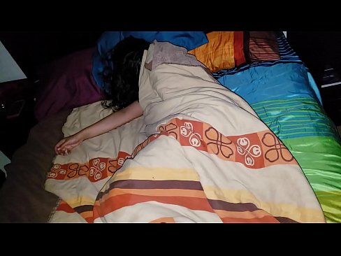 ❤️ Fillastro reprendendo á súa nova madrasta mentres ela dorme. ❤️ Super sexo en % gl.pornmega.ru %